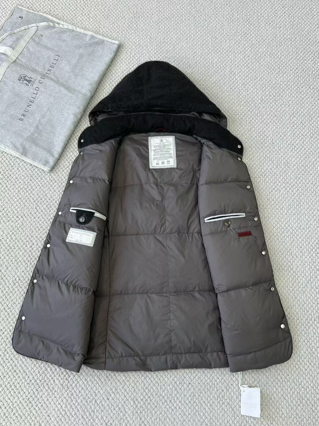 Brunello Cucinelli Steppweste mit Kapuze – Schwarze Winterweste mit Reissverschlusstaschen