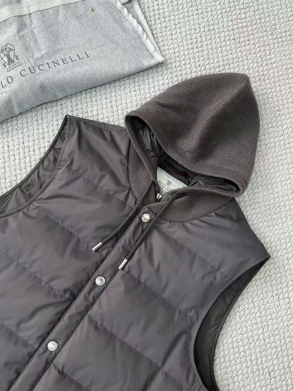 Brunello Cucinelli Steppweste mit Kapuze – Gefütterte Winterweste in Anthrazit