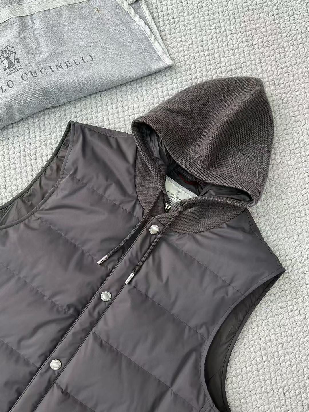 Brunello Cucinelli Steppweste mit Kapuze – Gefütterte Winterweste in Anthrazit