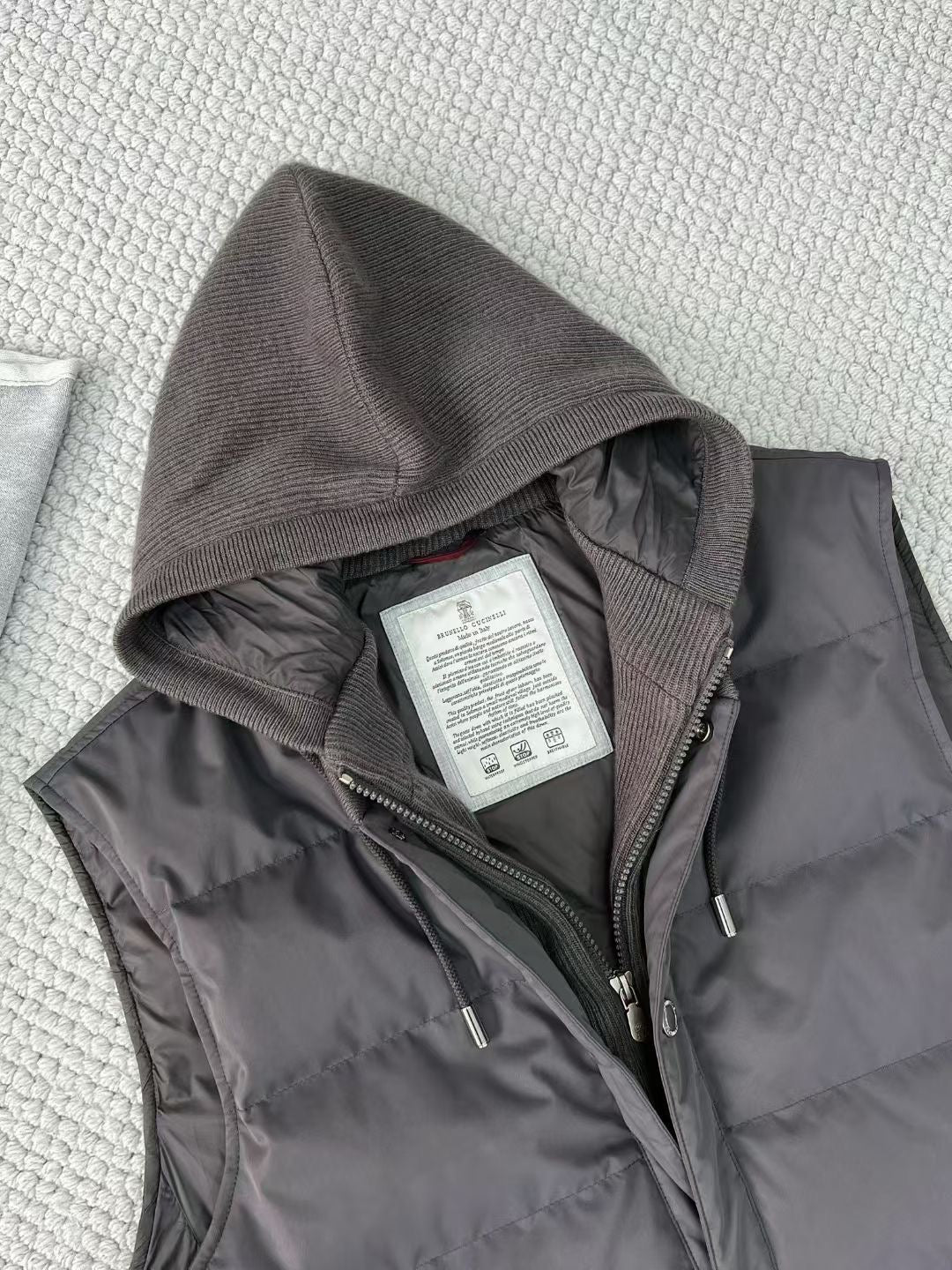 Brunello Cucinelli Steppweste mit Kapuze – Gefütterte Winterweste in Anthrazit