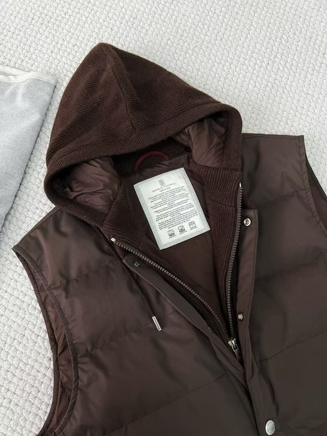 Brunello Cucinelli Steppweste mit Kapuze – Gefütterte Winterweste in Braun