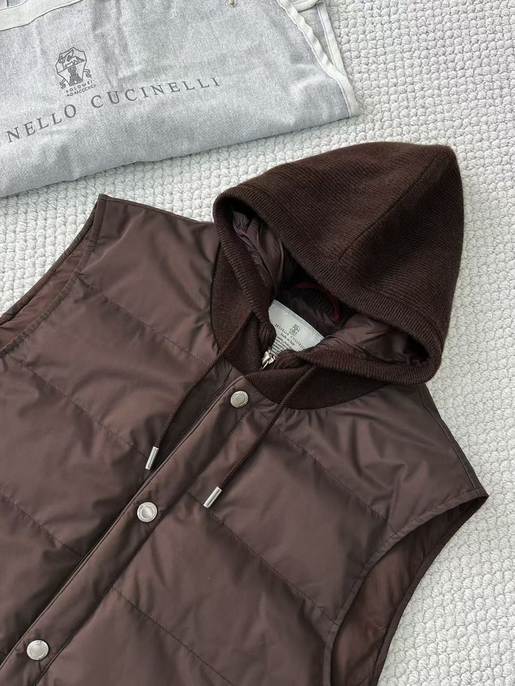 Brunello Cucinelli Steppweste mit Kapuze – Gefütterte Winterweste in Braun