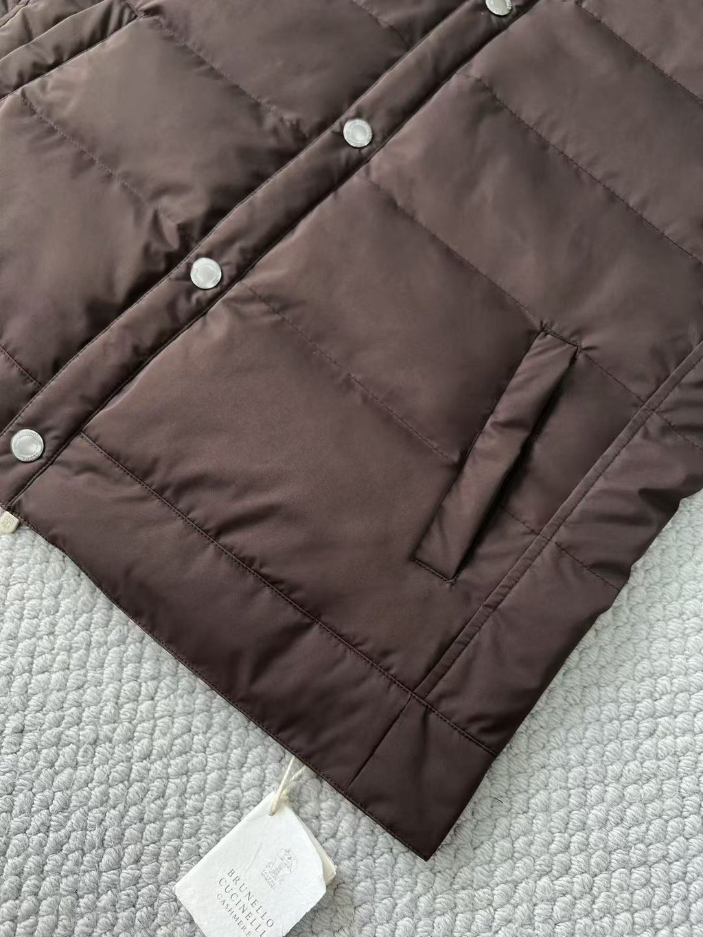 Brunello Cucinelli Steppweste mit Kapuze – Gefütterte Winterweste in Braun