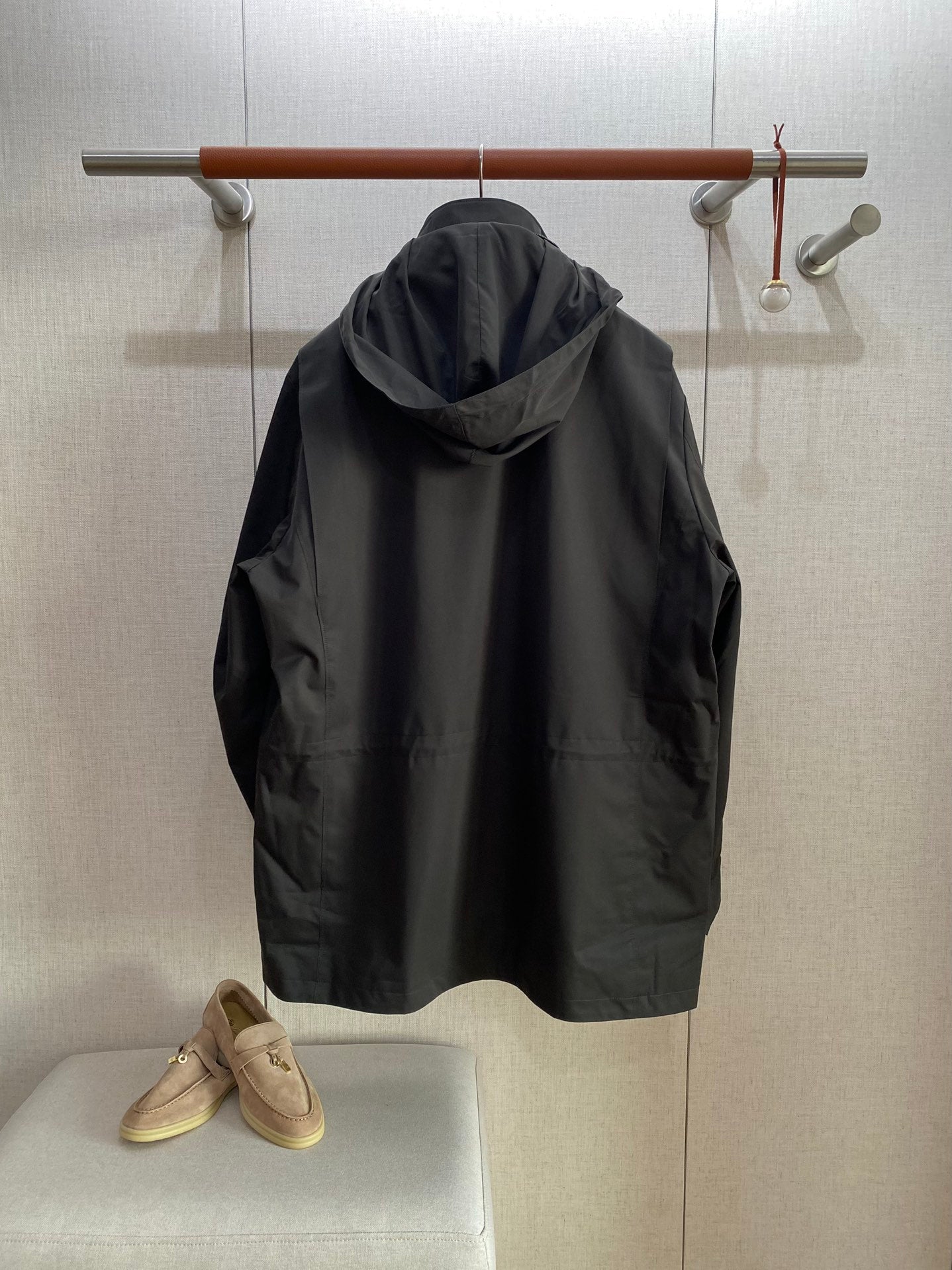 Loro Piana Schwarze Herren Jacke mit Kapuze, Reissverschluss und vier Pattentaschen