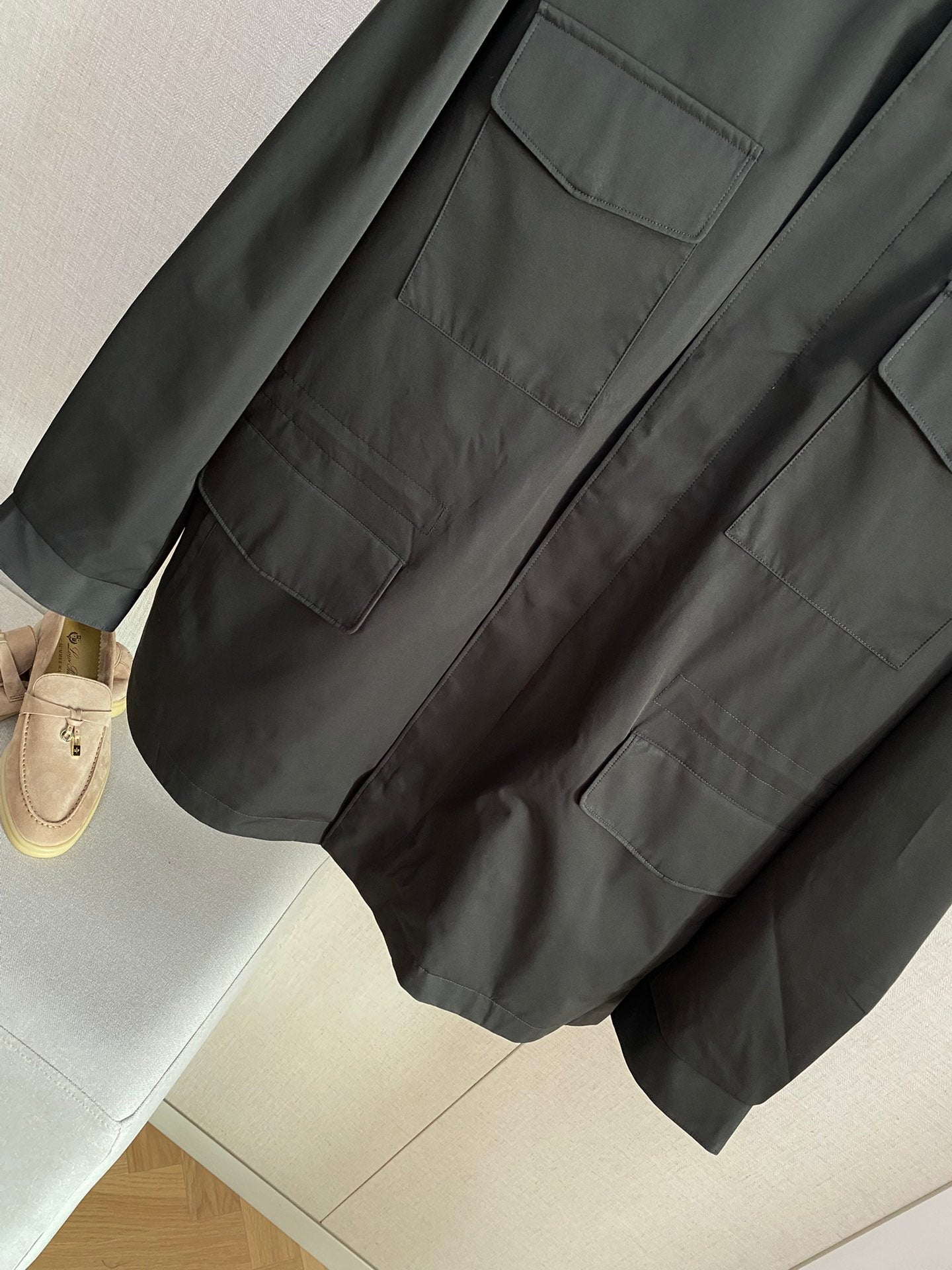 Loro Piana Schwarze Herren Jacke mit Kapuze, Reissverschluss und vier Pattentaschen