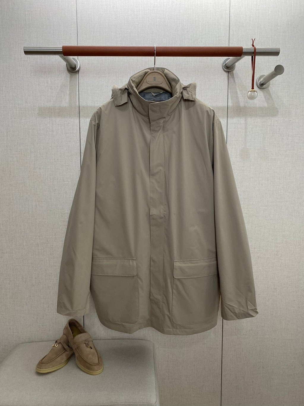 Loro Piana Beiger Herren Regenmantel mit Kapuze, Frontklappe und Pattentaschen