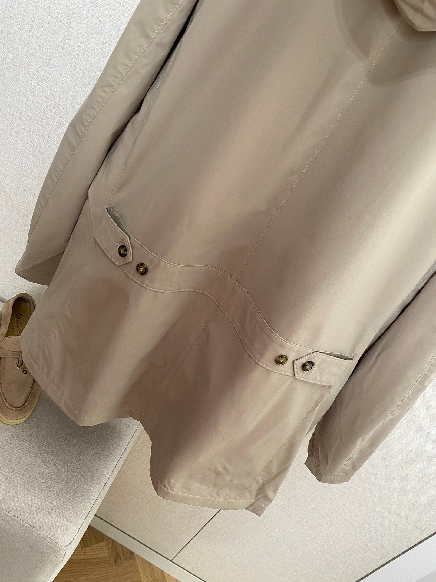 Loro Piana Beiger Herren Regenmantel mit Kapuze, Frontklappe und Pattentaschen