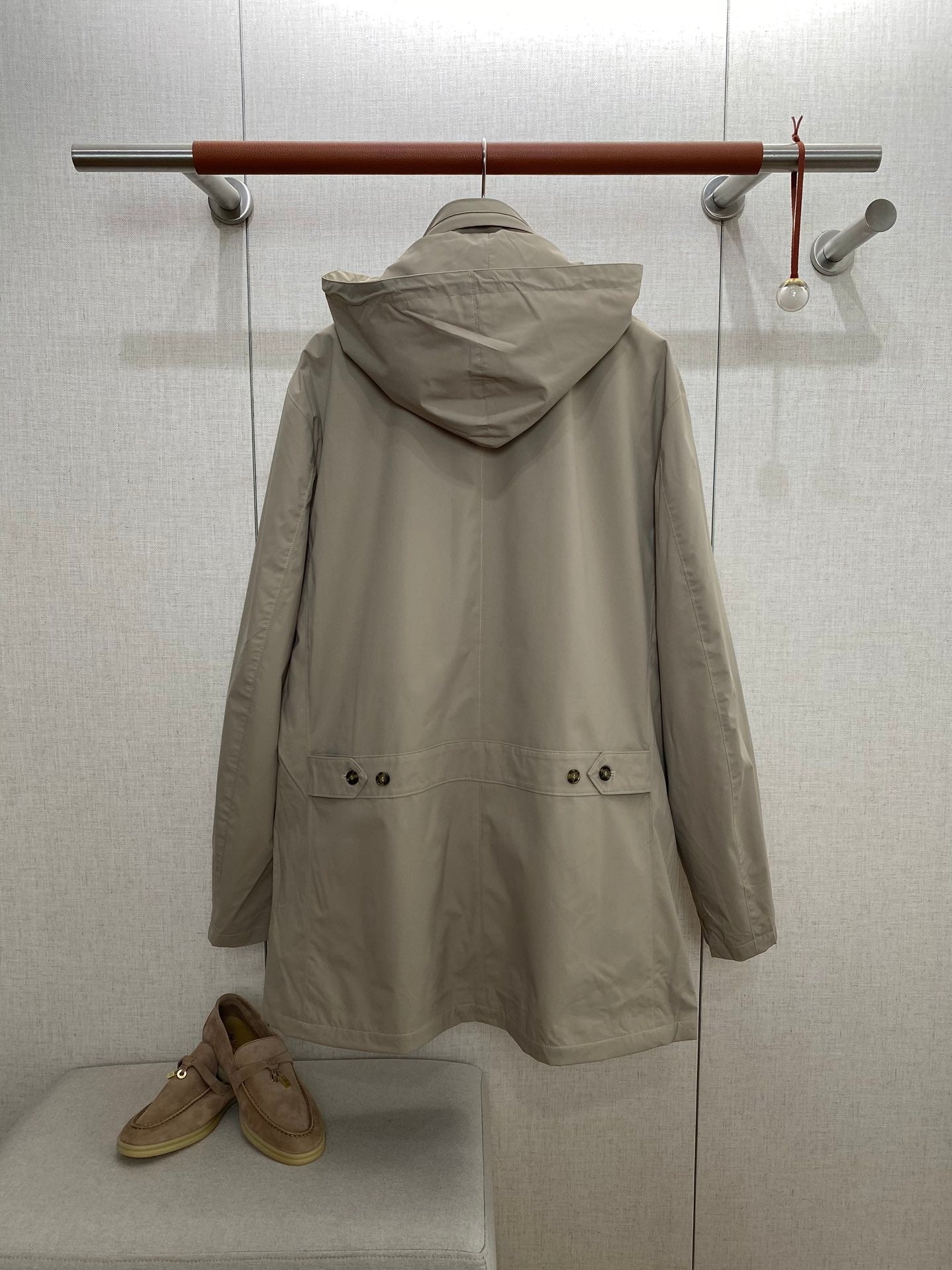 Loro Piana Beiger Herren Regenmantel mit Kapuze, Frontklappe und Pattentaschen