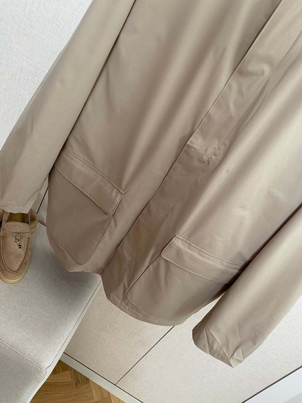 Loro Piana Beiger Herren Regenmantel mit Kapuze, Frontklappe und Pattentaschen