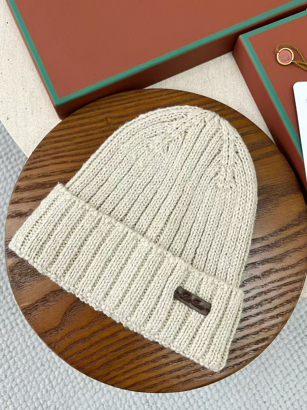 Loro Piana – Beiges Beanie aus Baumwolle mit Lederetikett