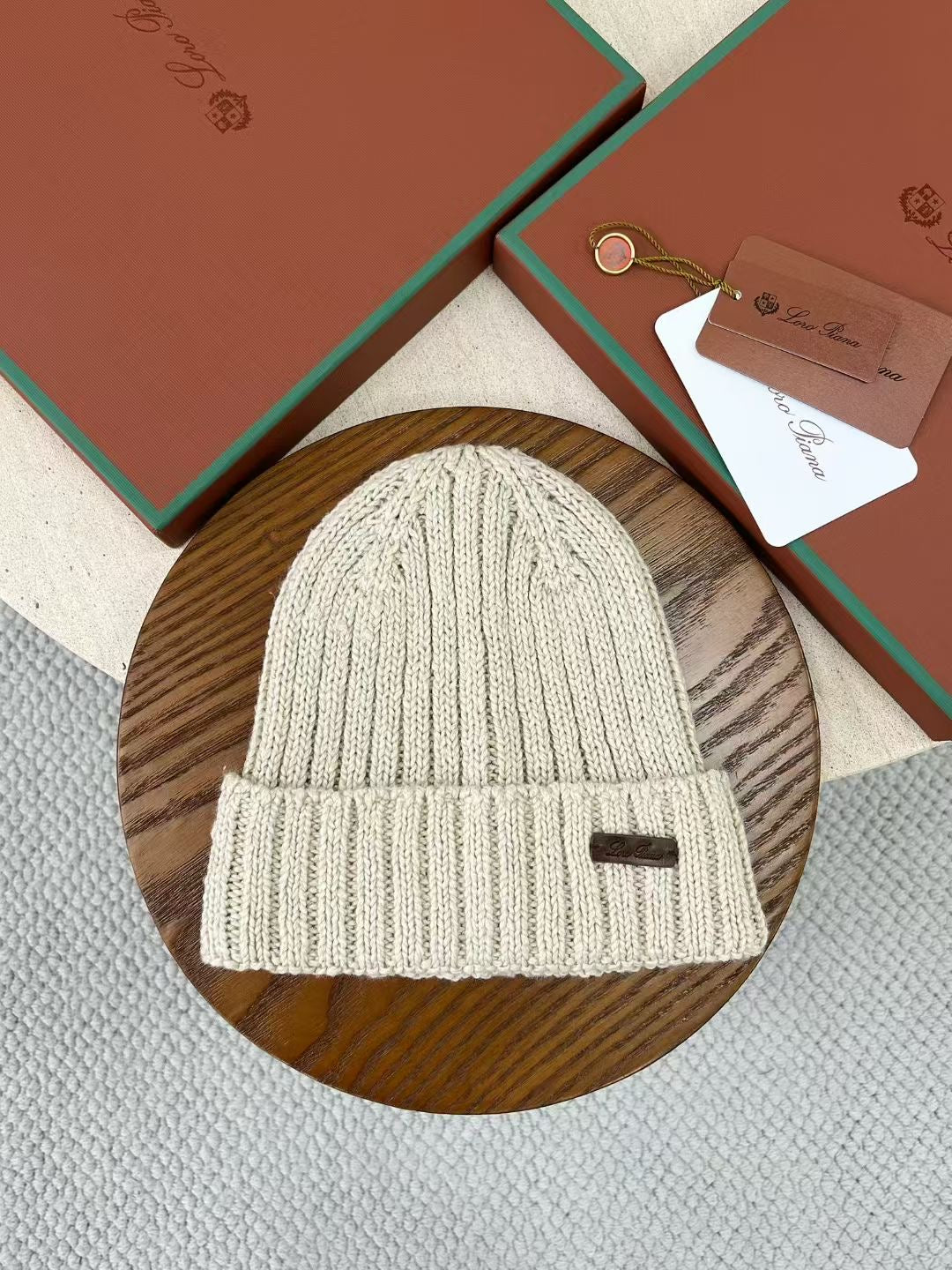 Loro Piana – Beiges Beanie aus Baumwolle mit Lederetikett