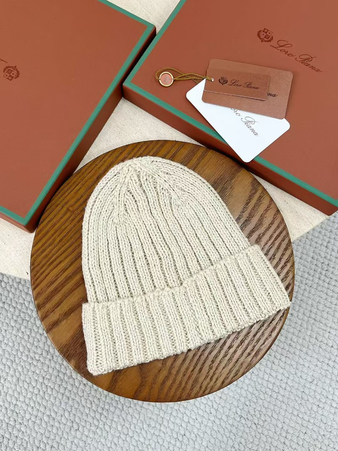 Loro Piana – Beiges Beanie aus Baumwolle mit Lederetikett