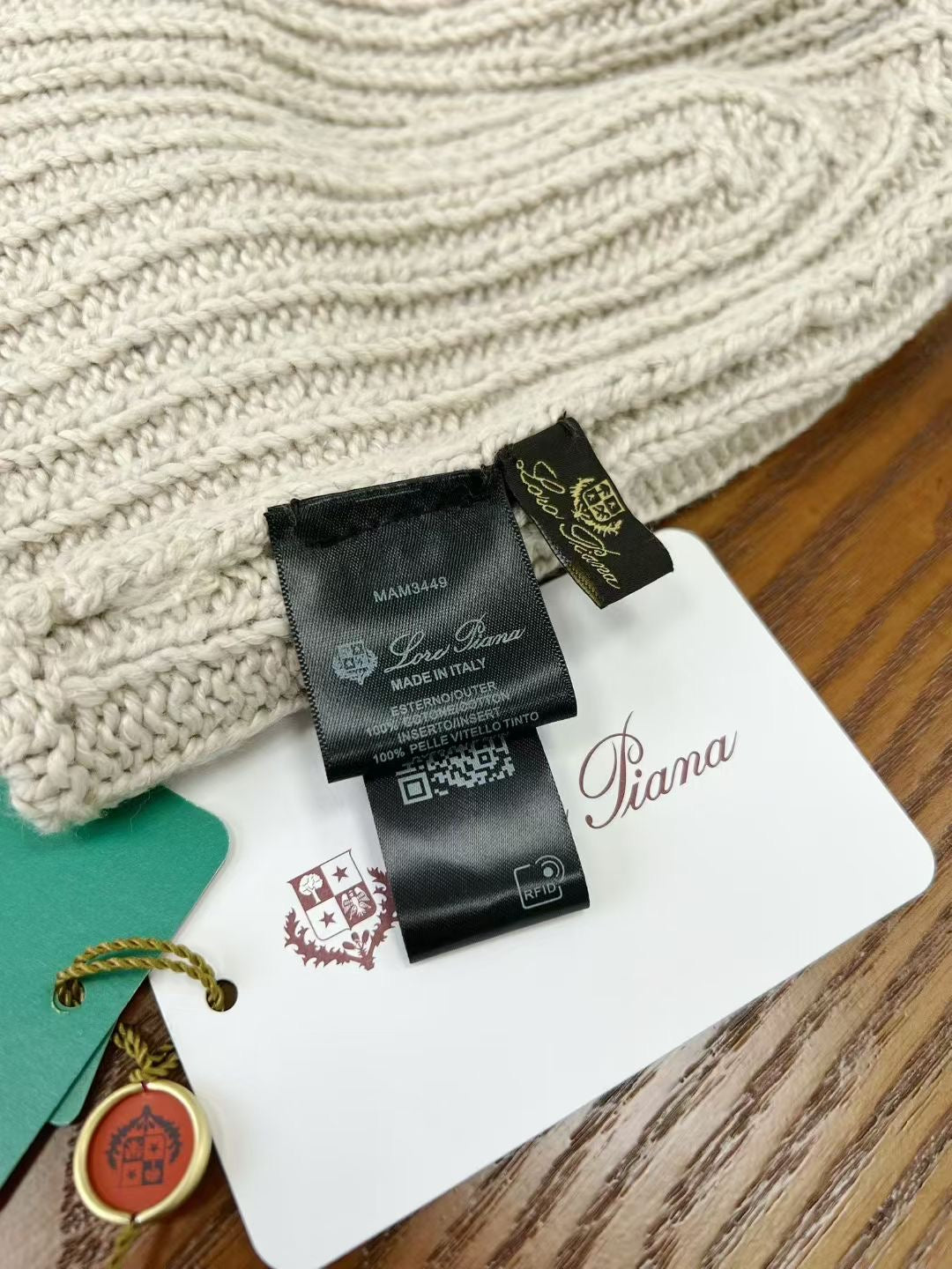 Loro Piana – Beiges Beanie aus Baumwolle mit Lederetikett