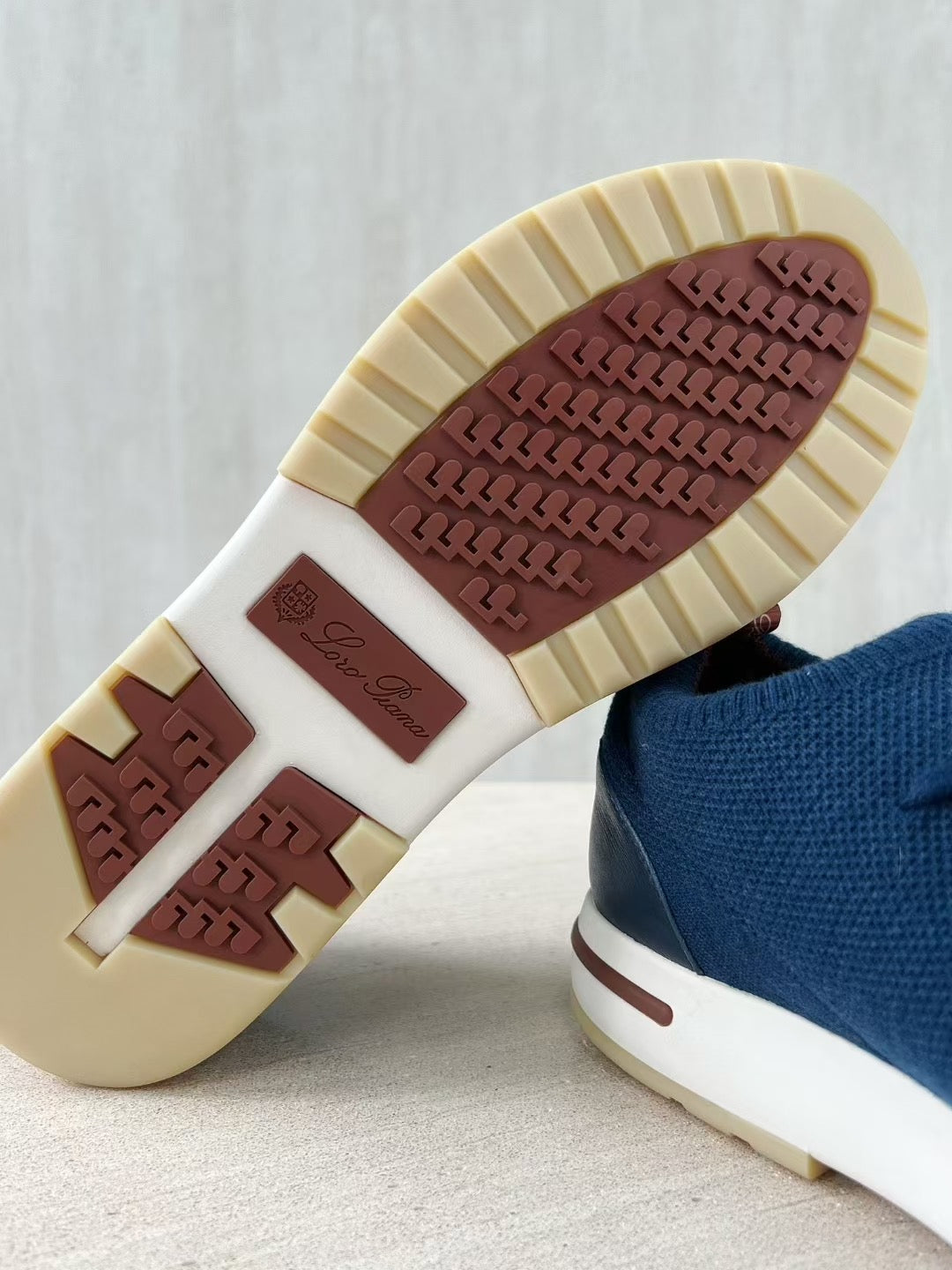 Loro Piana – Blaue Strick-Sneaker mit Lederdetails