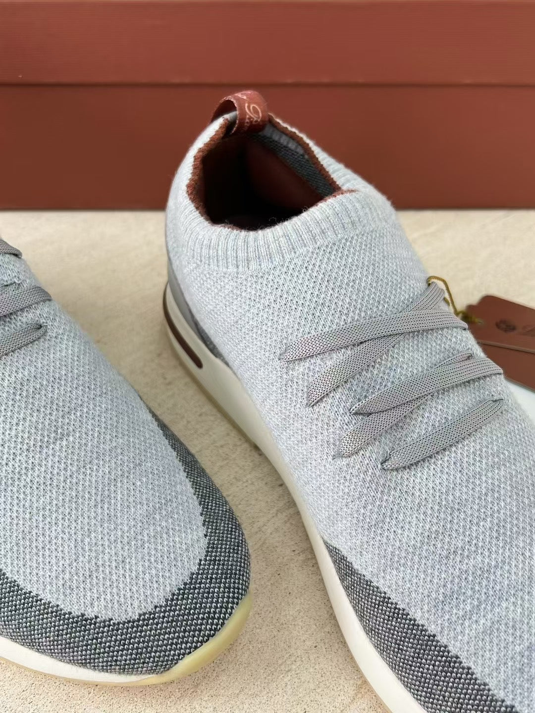 Loro Piana – Graue Strick-Sneaker mit elastischen Schnürsenkeln