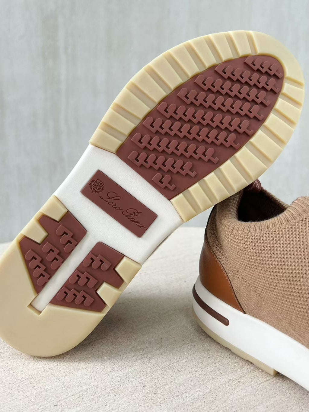 Loro Piana – Strick-Sneaker aus Kaschmir in Hellbraun