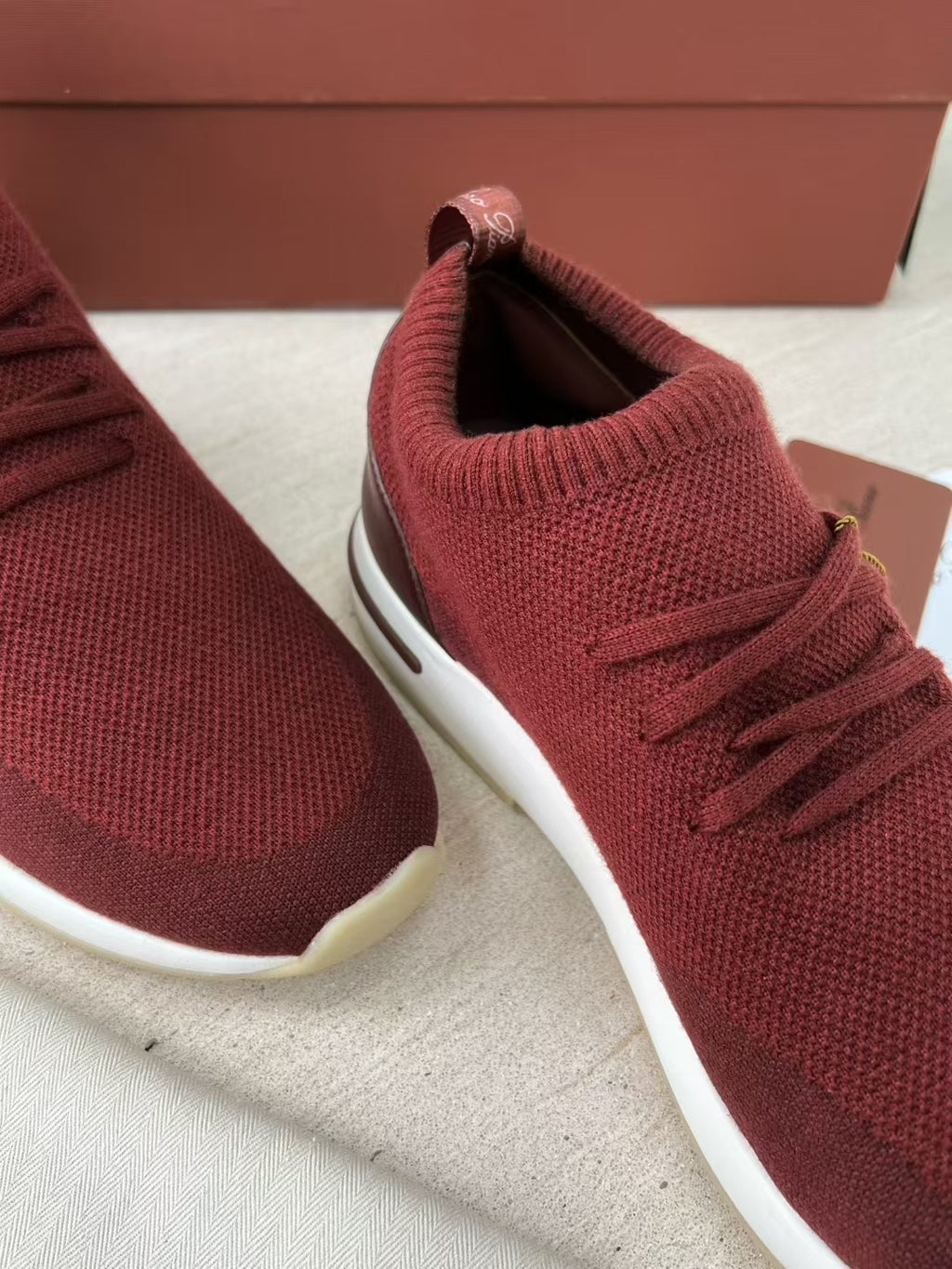 Loro Piana – Bordeauxfarbene Strick-Sneaker mit geprägter Sohle und braunen Akzenten