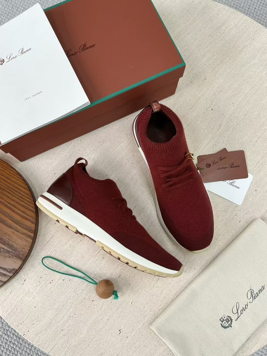 Loro Piana – Bordeauxfarbene Strick-Sneaker mit geprägter Sohle und braunen Akzenten