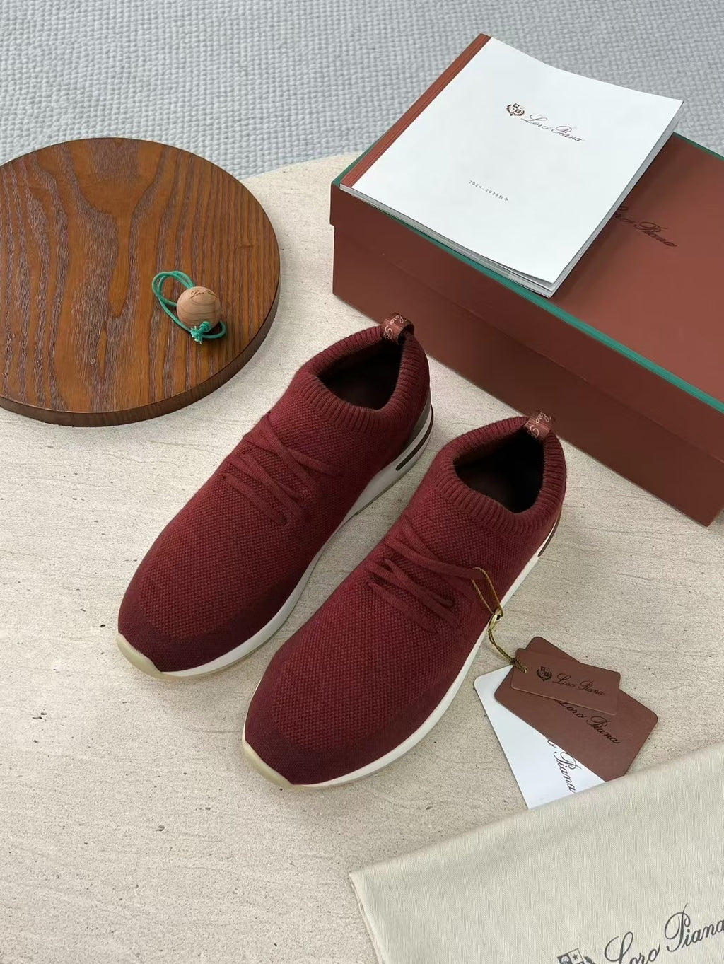 Loro Piana – Bordeauxfarbene Strick-Sneaker mit geprägter Sohle und braunen Akzenten