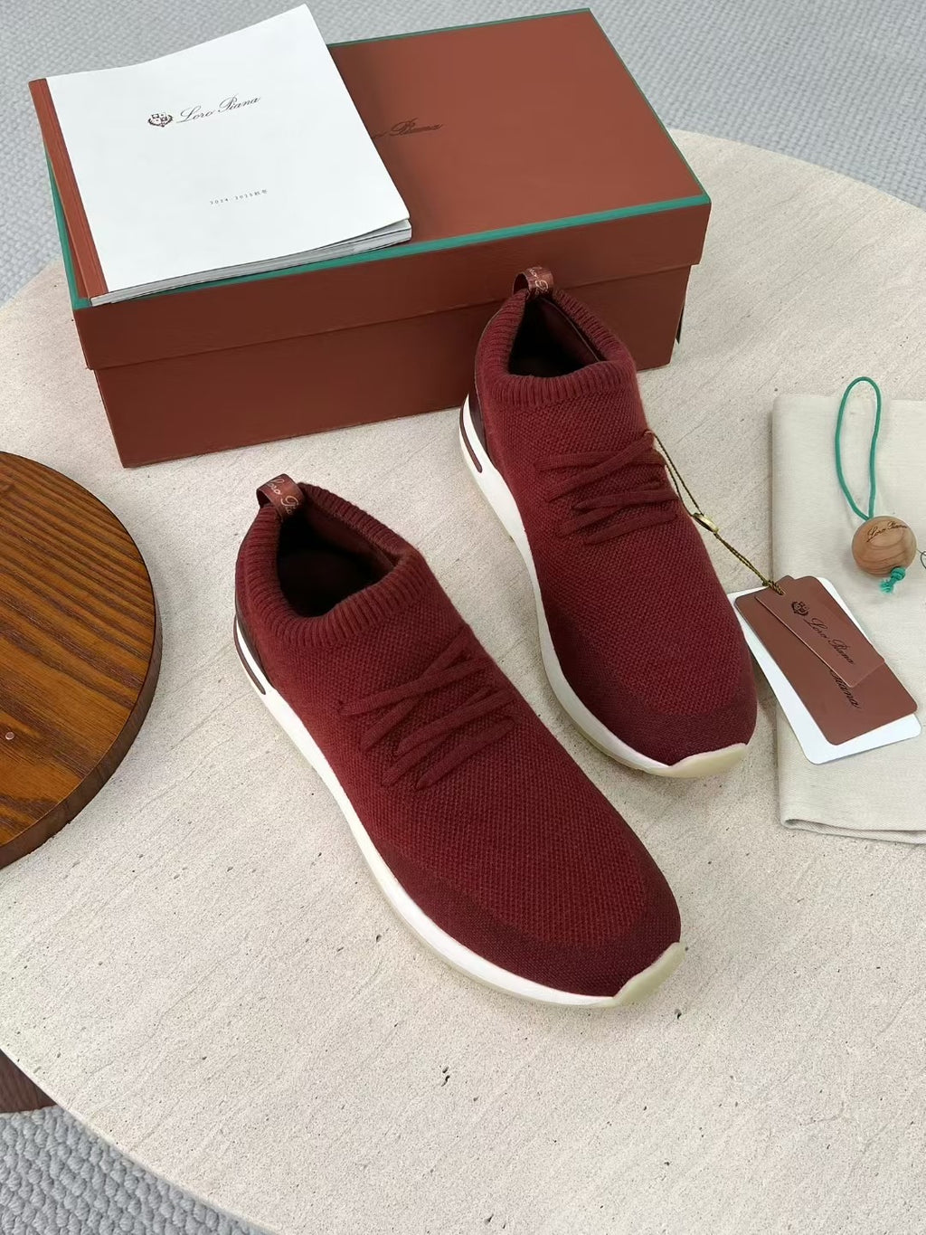 Loro Piana – Bordeauxfarbene Strick-Sneaker mit geprägter Sohle und braunen Akzenten