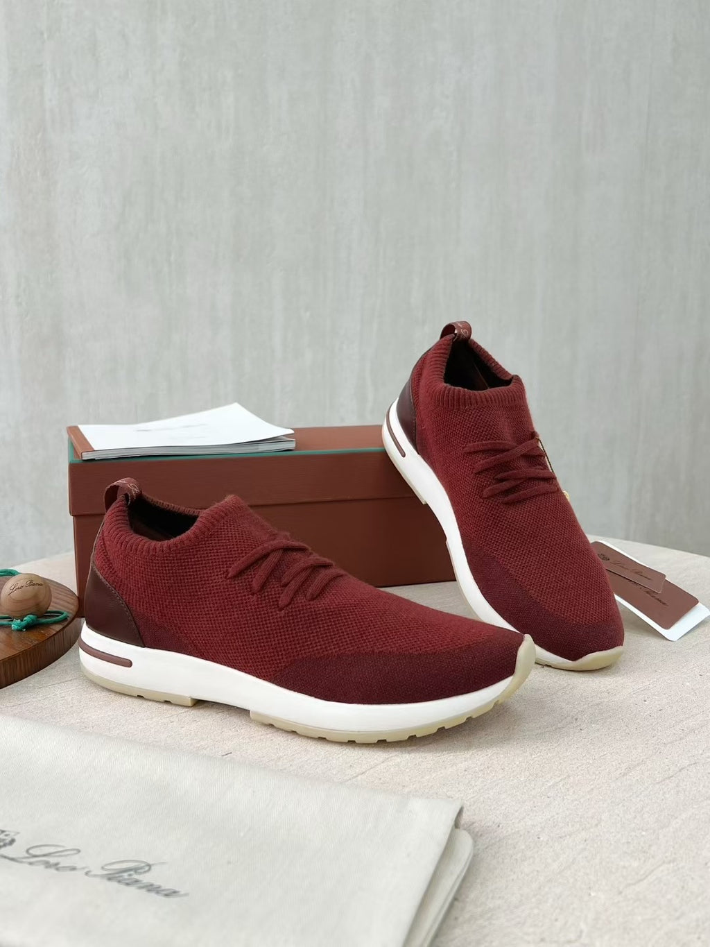 Loro Piana – Bordeauxfarbene Strick-Sneaker mit geprägter Sohle und braunen Akzenten