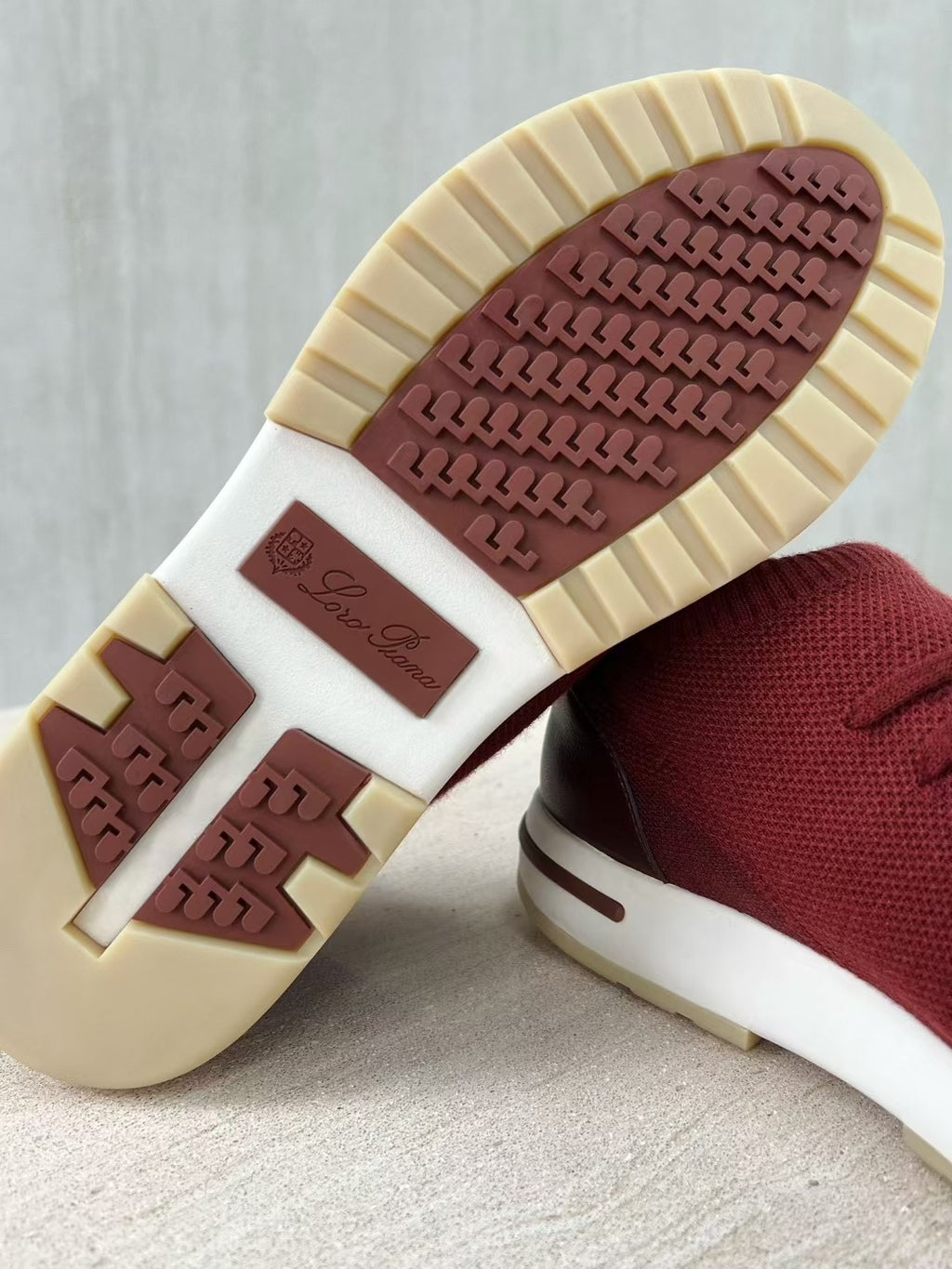 Loro Piana – Bordeauxfarbene Strick-Sneaker mit geprägter Sohle und braunen Akzenten