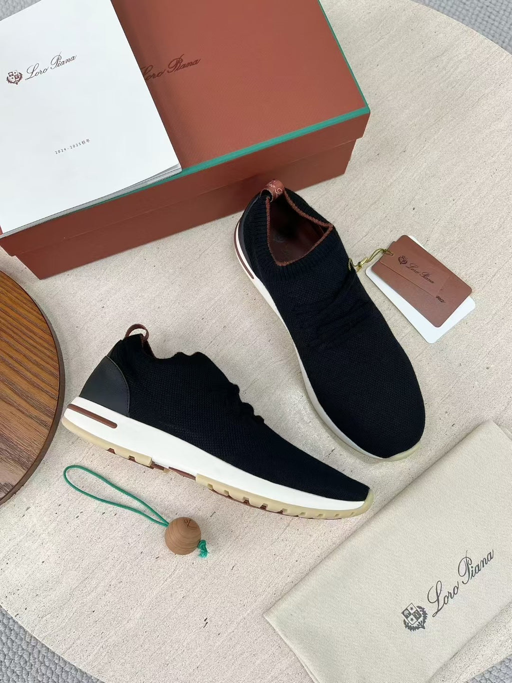 Loro Piana – Schwarze Strick-Sneaker mit geprägter Sohle und braunen Akzenten