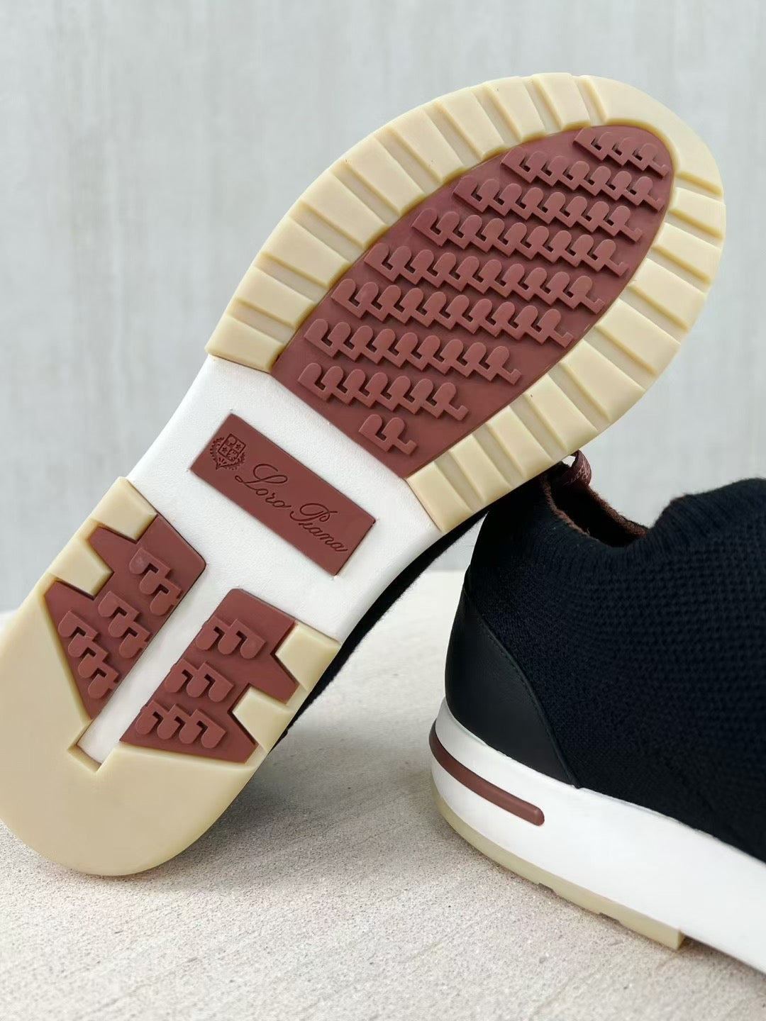 Loro Piana – Schwarze Strick-Sneaker mit geprägter Sohle und braunen Akzenten