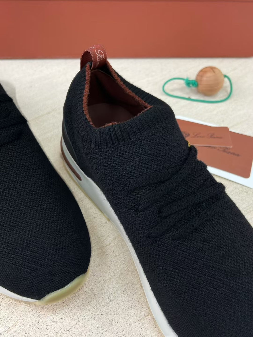 Loro Piana – Schwarze Strick-Sneaker mit geprägter Sohle und braunen Akzenten