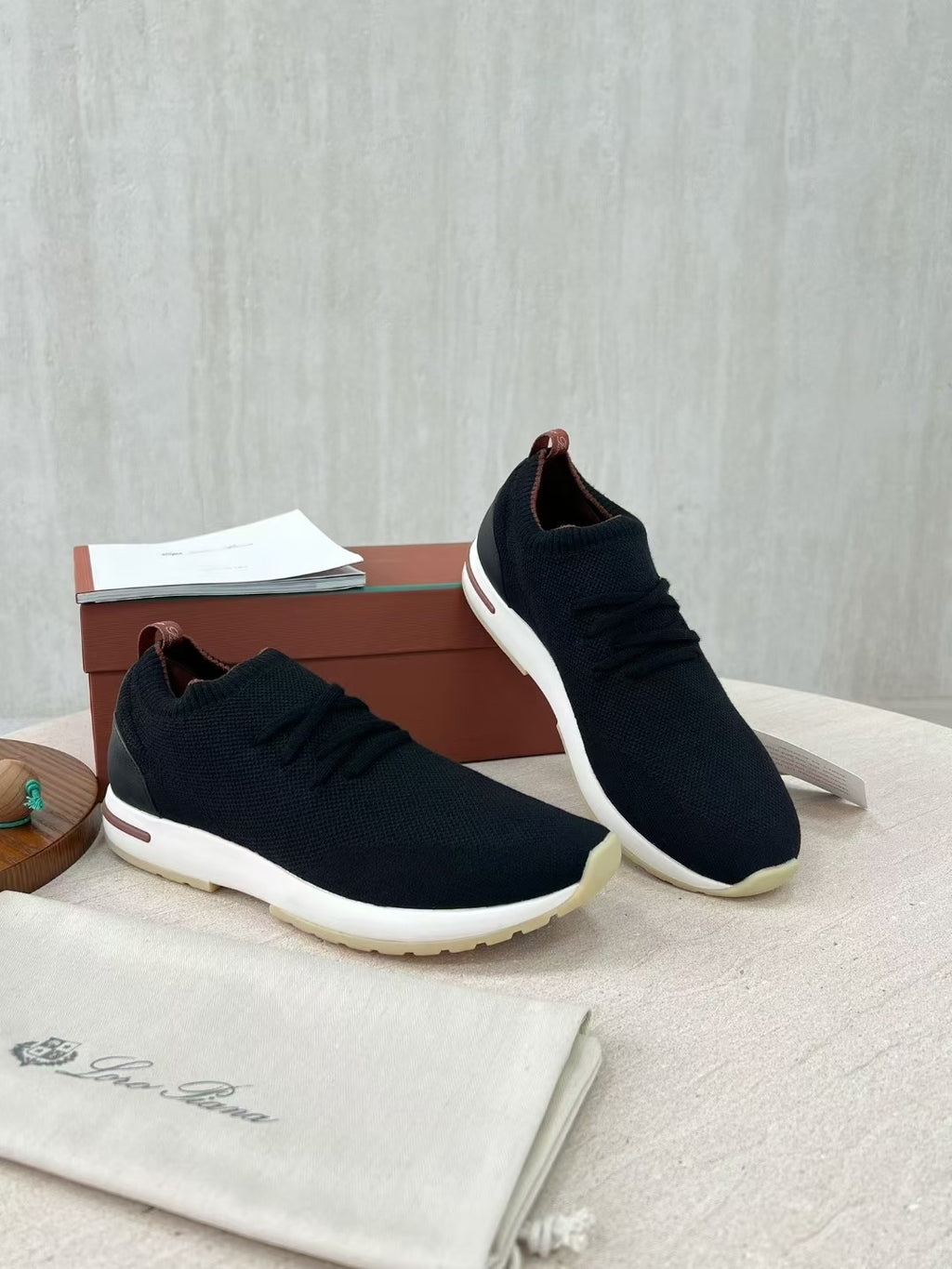 Loro Piana – Schwarze Strick-Sneaker mit geprägter Sohle und braunen Akzenten