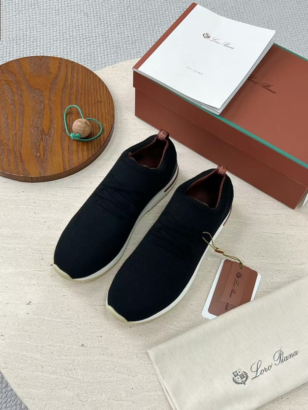 Loro Piana – Schwarze Strick-Sneaker mit geprägter Sohle und braunen Akzenten