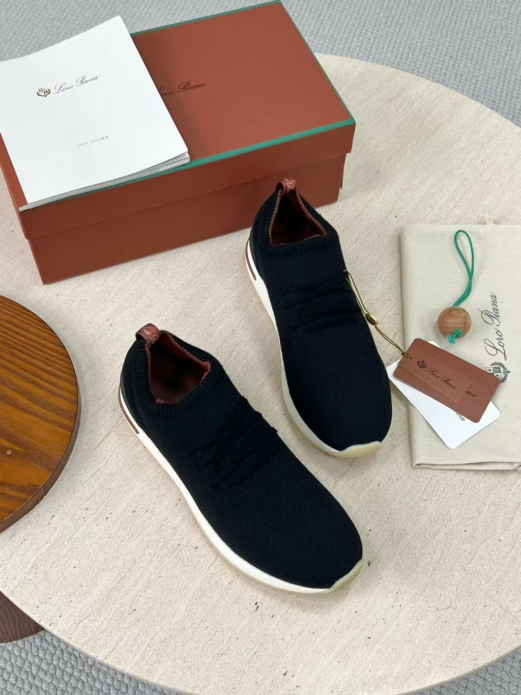 Loro Piana – Schwarze Strick-Sneaker mit geprägter Sohle und braunen Akzenten