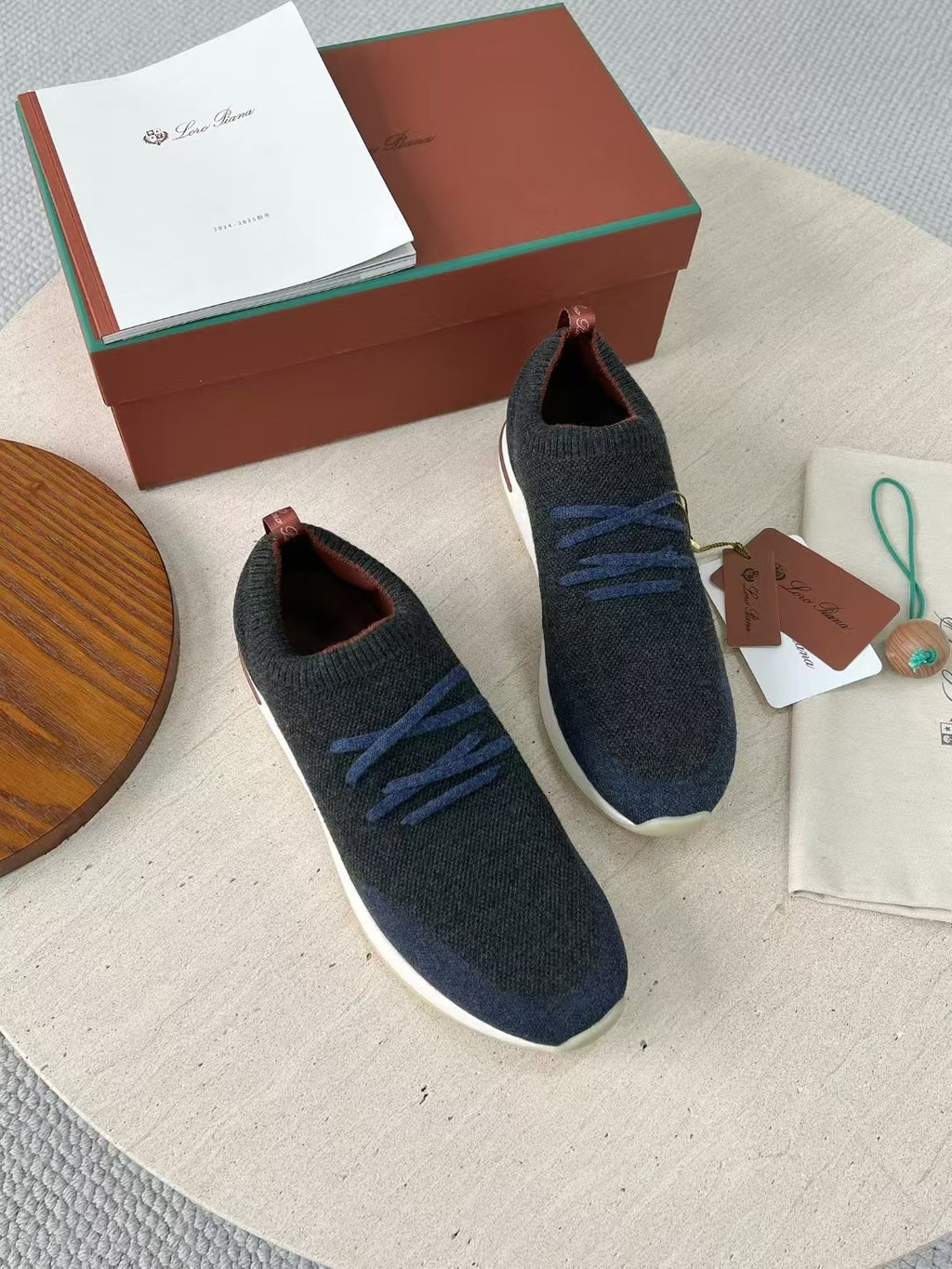 Loro Piana – Dunkelgraue Strick-Sneaker mit navyfarbenen Akzenten und geprägter Sohle