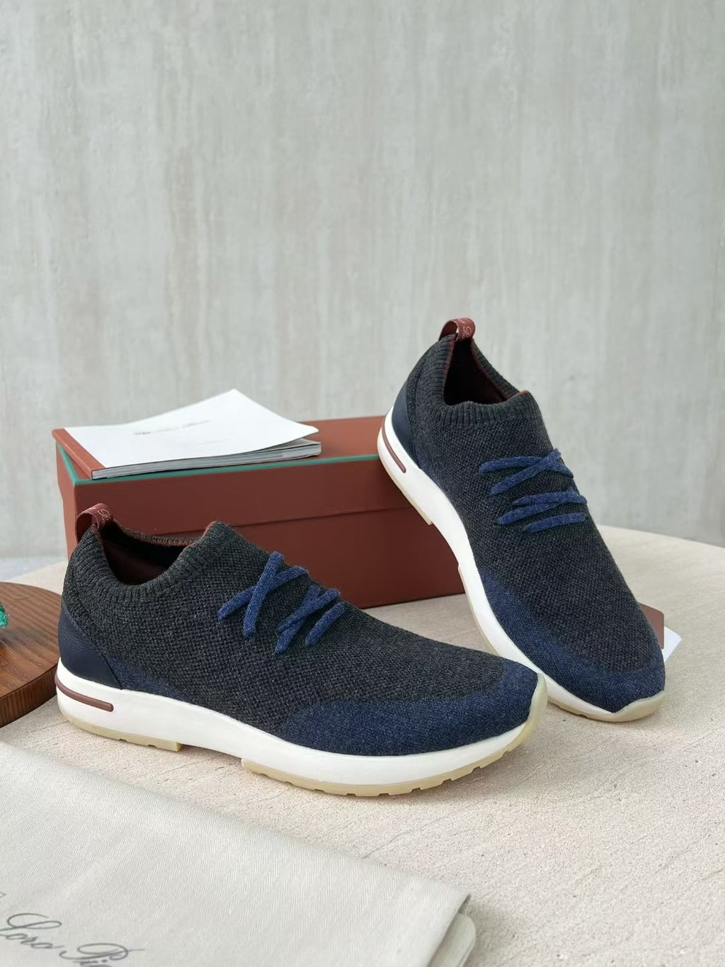 Loro Piana – Dunkelgraue Strick-Sneaker mit navyfarbenen Akzenten und geprägter Sohle