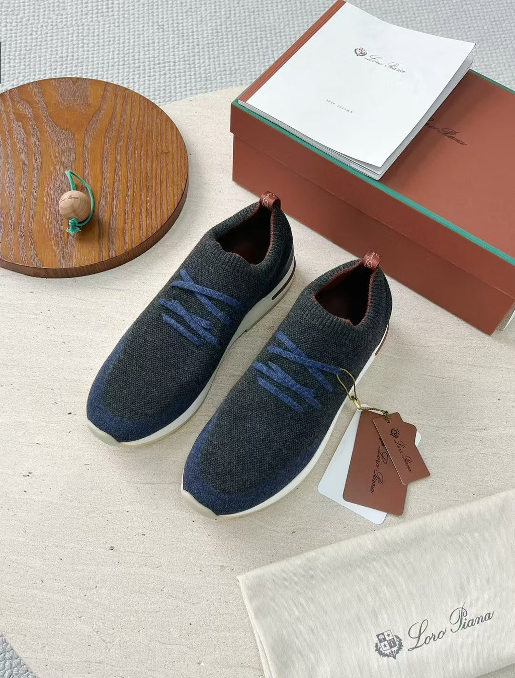 Loro Piana – Dunkelgraue Strick-Sneaker mit navyfarbenen Akzenten und geprägter Sohle
