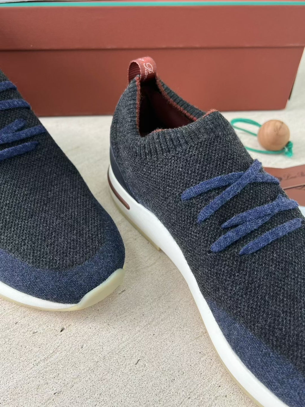 Loro Piana – Dunkelgraue Strick-Sneaker mit navyfarbenen Akzenten und geprägter Sohle