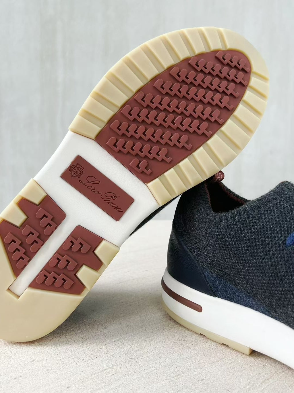 Loro Piana – Dunkelgraue Strick-Sneaker mit navyfarbenen Akzenten und geprägter Sohle