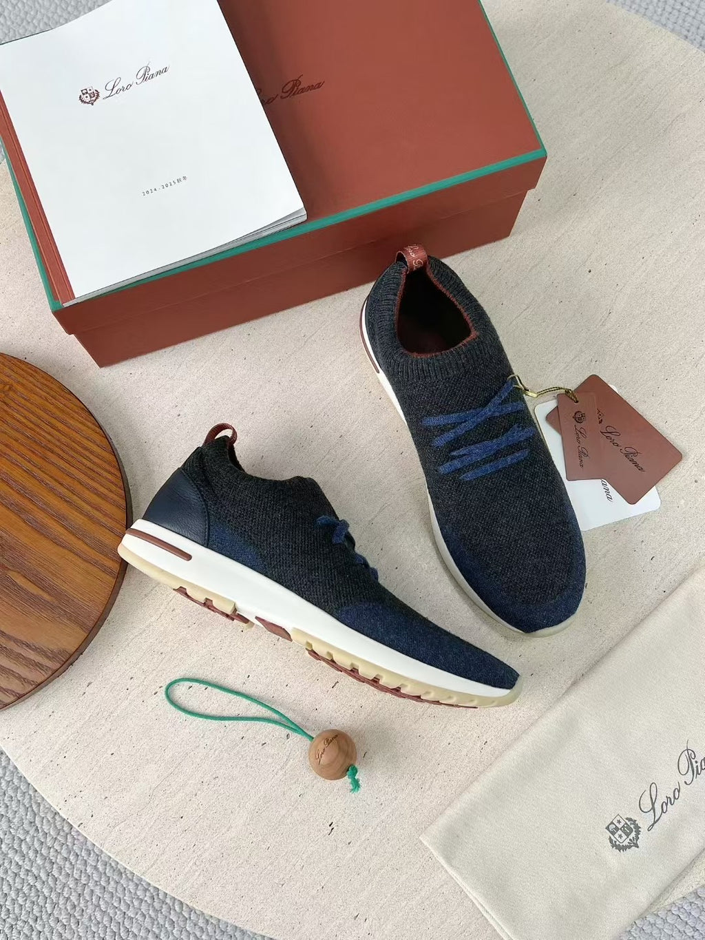 Loro Piana – Dunkelgraue Strick-Sneaker mit navyfarbenen Akzenten und geprägter Sohle