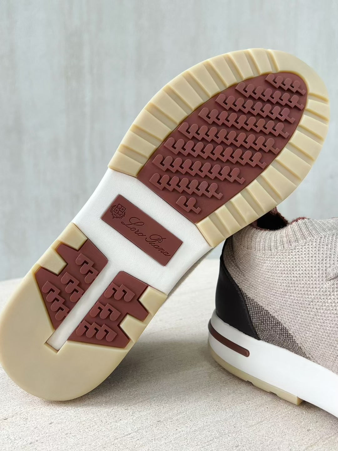 Loro Piana – Beigefarbene Strick-Sneaker mit geprägter Sohle und braunen Akzenten