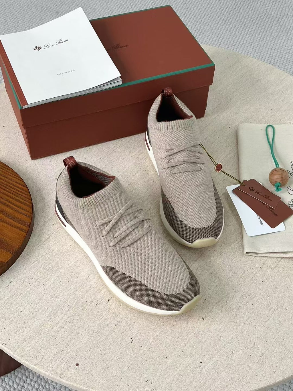 Loro Piana – Beigefarbene Strick-Sneaker mit geprägter Sohle und braunen Akzenten