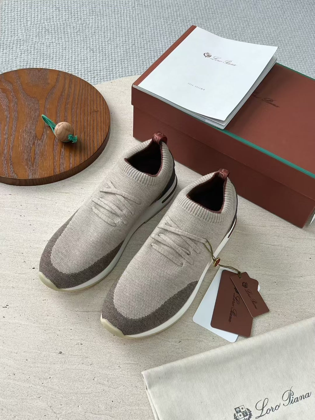 Loro Piana – Beigefarbene Strick-Sneaker mit geprägter Sohle und braunen Akzenten