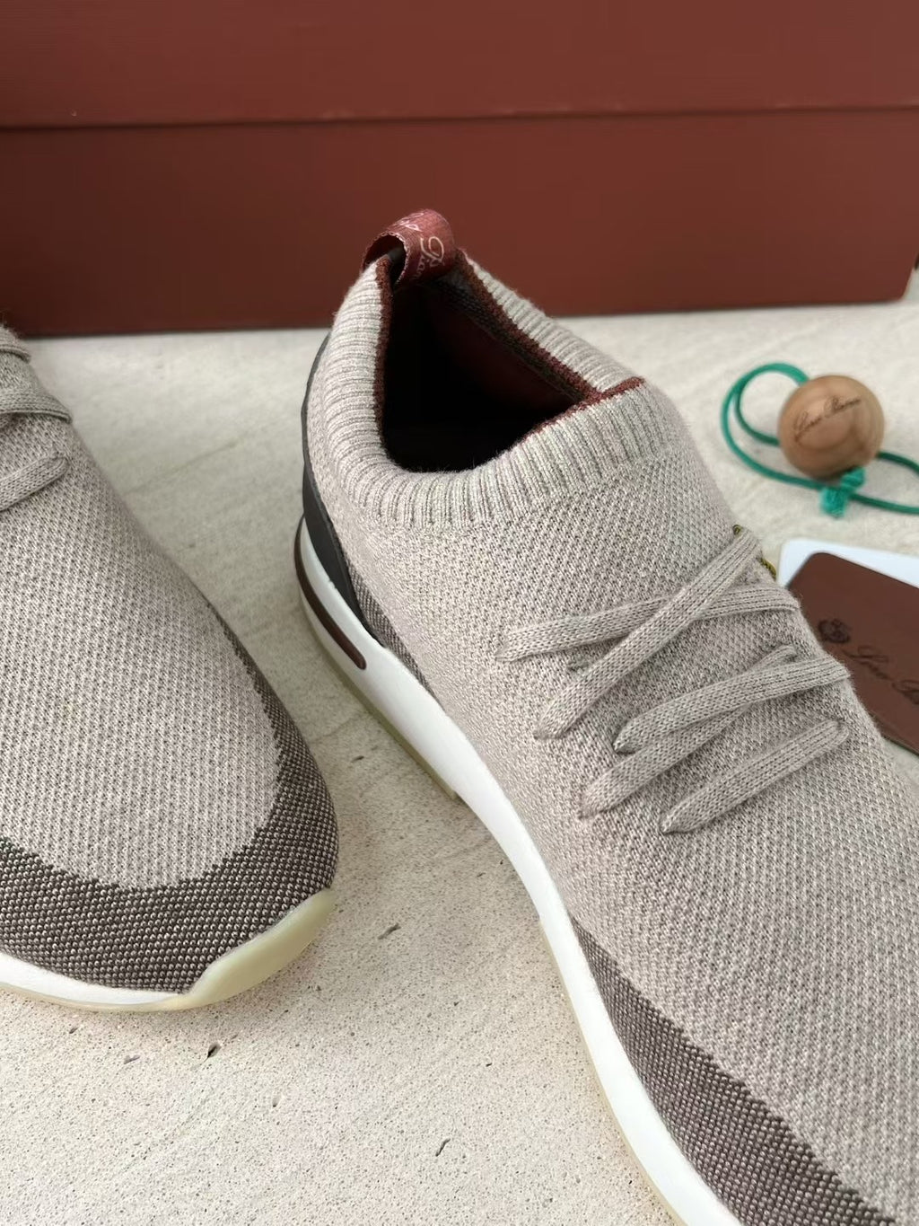 Loro Piana – Beigefarbene Strick-Sneaker mit geprägter Sohle und braunen Akzenten