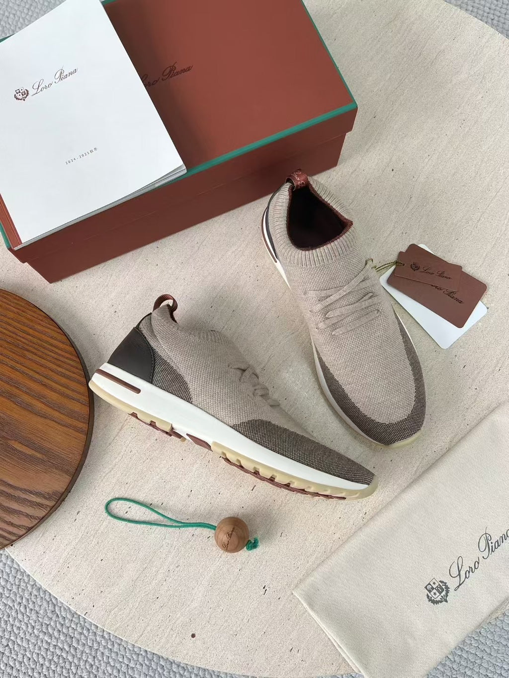 Loro Piana – Beigefarbene Strick-Sneaker mit geprägter Sohle und braunen Akzenten
