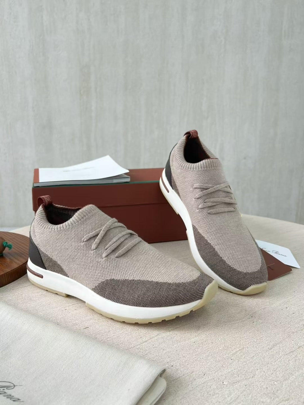 Loro Piana – Beigefarbene Strick-Sneaker mit geprägter Sohle und braunen Akzenten