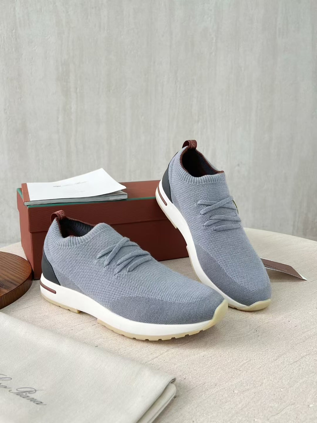 Loro Piana – Hellgraue Strick-Sneaker mit geprägter Sohle und braunen Akzenten