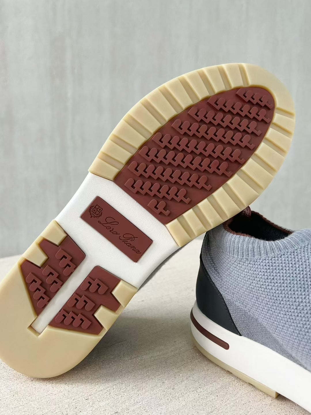 Loro Piana – Hellgraue Strick-Sneaker mit geprägter Sohle und braunen Akzenten