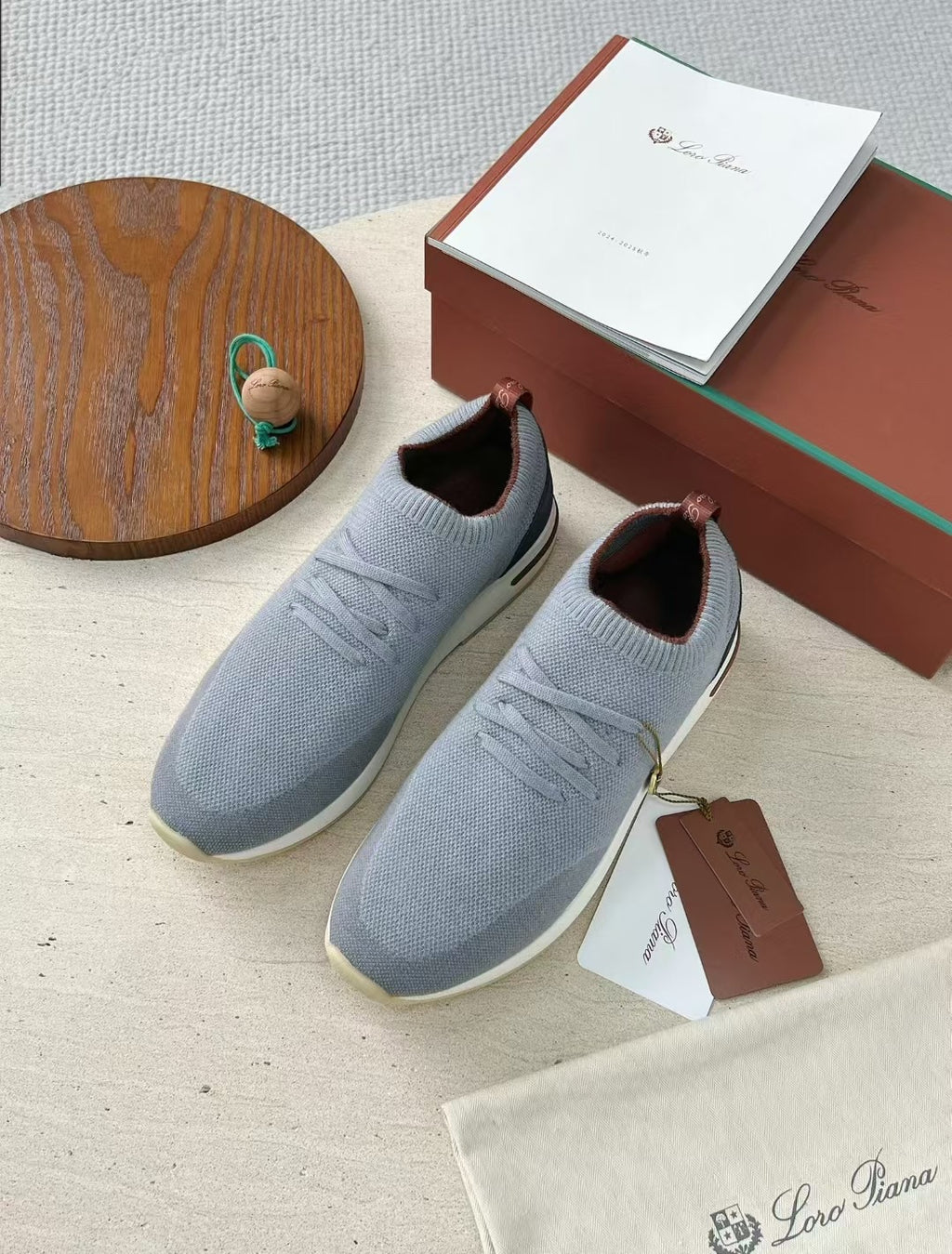 Loro Piana – Hellgraue Strick-Sneaker mit geprägter Sohle und braunen Akzenten