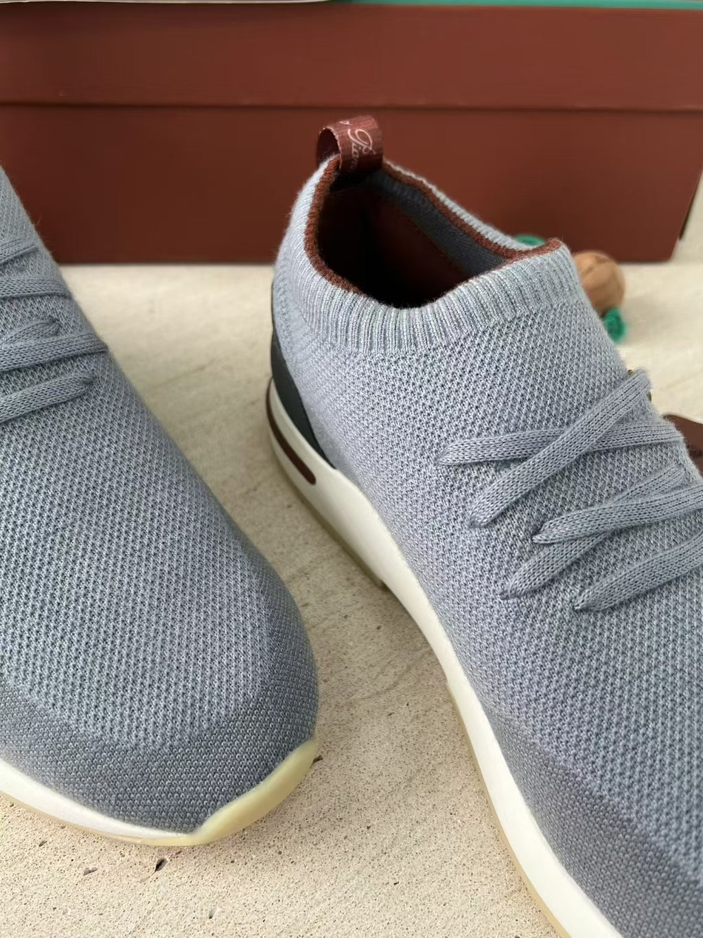 Loro Piana – Hellgraue Strick-Sneaker mit geprägter Sohle und braunen Akzenten