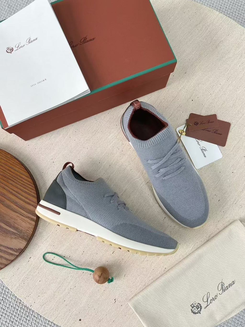 Loro Piana – Hellgraue Strick-Sneaker mit geprägter Sohle und braunen Akzenten