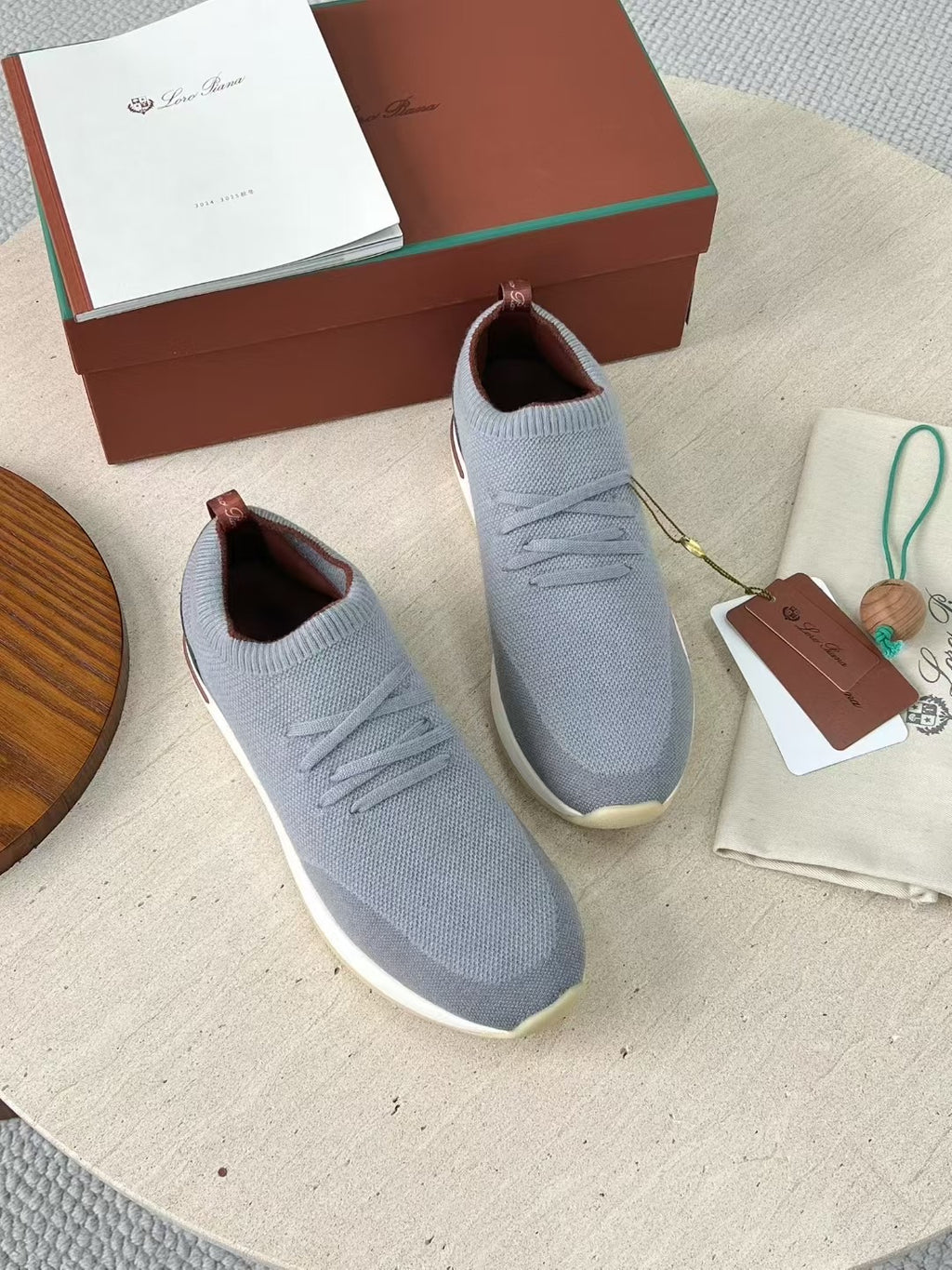 Loro Piana – Hellgraue Strick-Sneaker mit geprägter Sohle und braunen Akzenten